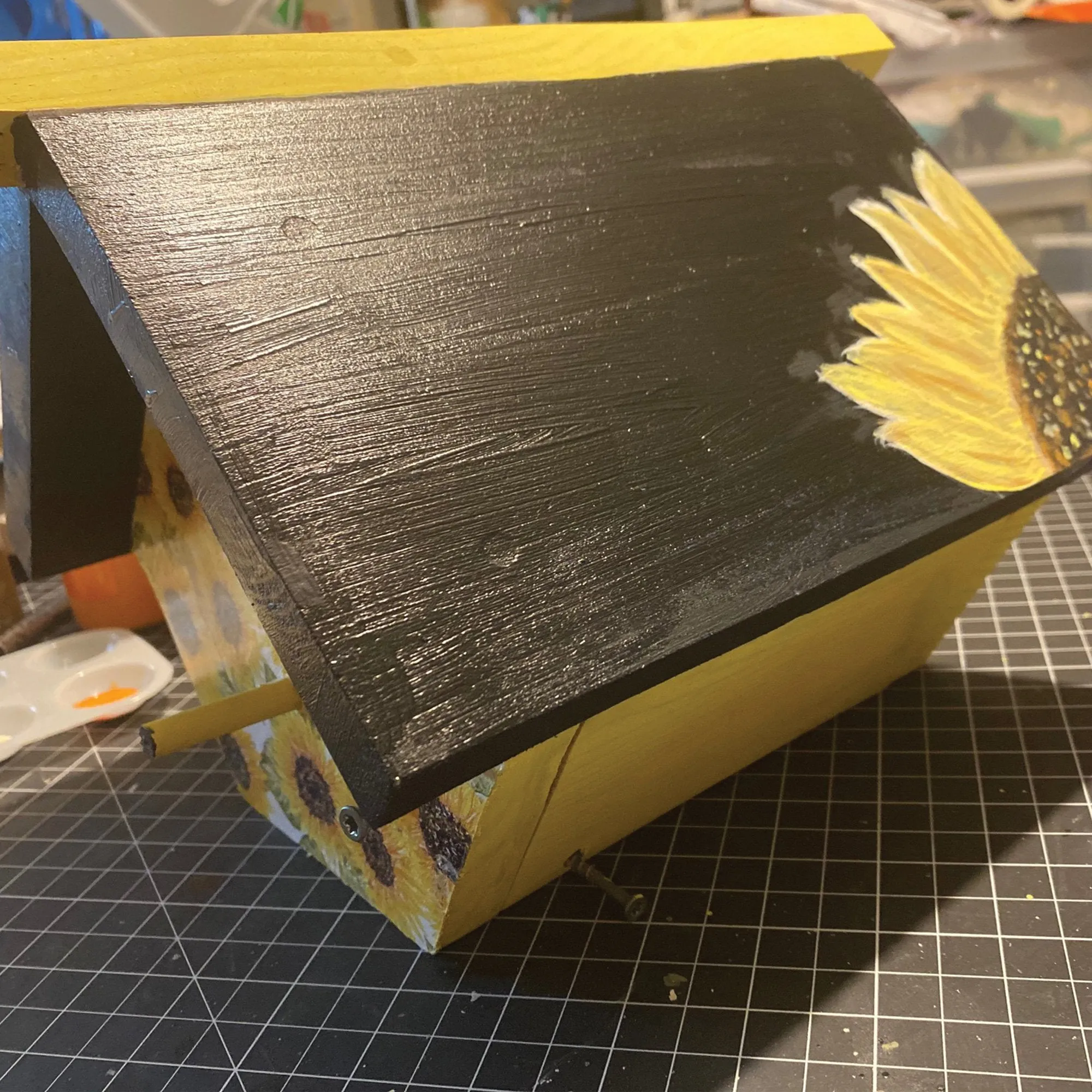 Carolina Wren/Chickadee Birdhouse W/Hinged Clean Out - Sunflower Black and Yellow