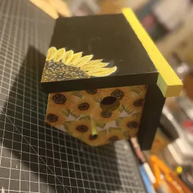 Carolina Wren/Chickadee Birdhouse W/Hinged Clean Out - Sunflower Black and Yellow
