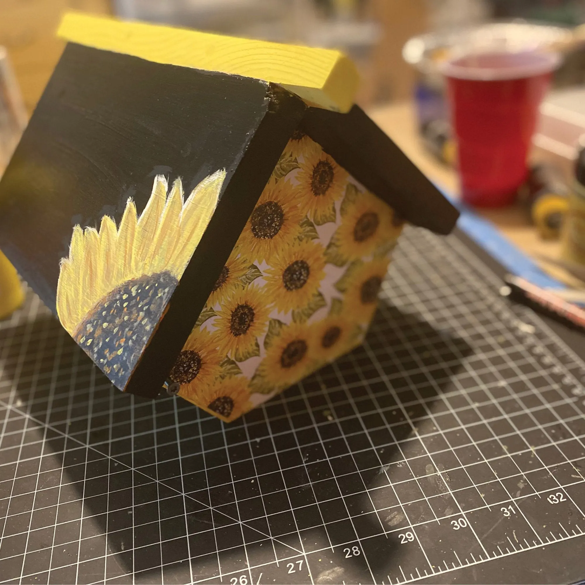 Carolina Wren/Chickadee Birdhouse W/Hinged Clean Out - Sunflower Black and Yellow